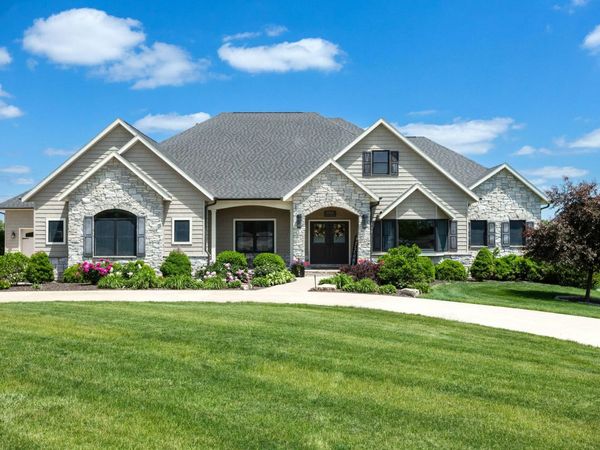 7 Pebble Creek Drive S, Le Claire, IA 52753