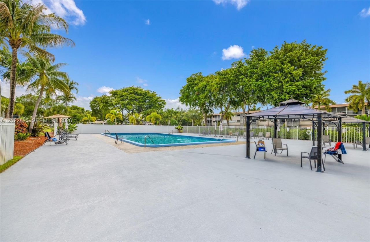950 Hillcrest Dr , Unit 212, Hollywood, FL 33021 Photo