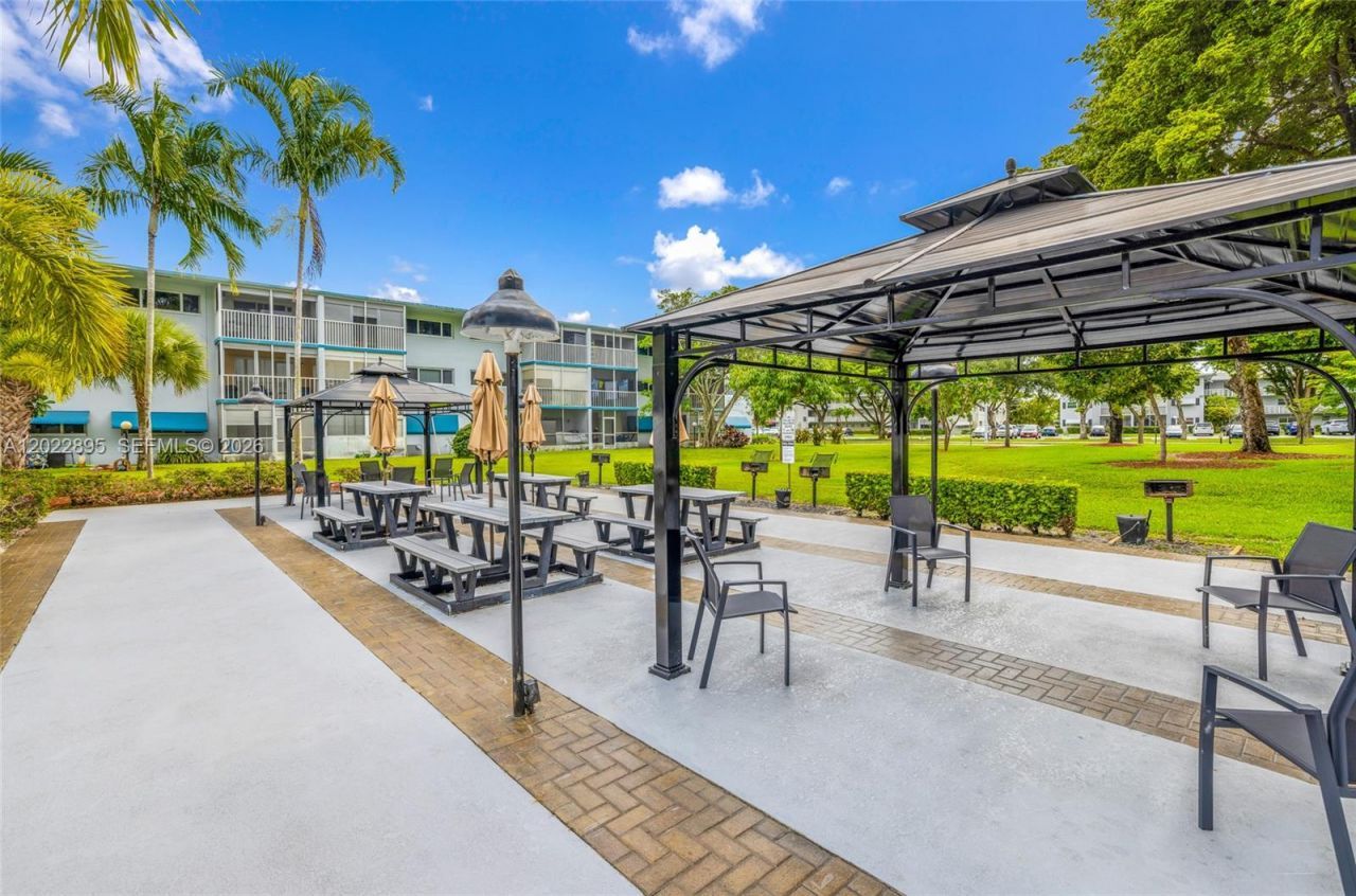 950 Hillcrest Dr , Unit 212, Hollywood, FL 33021 Photo