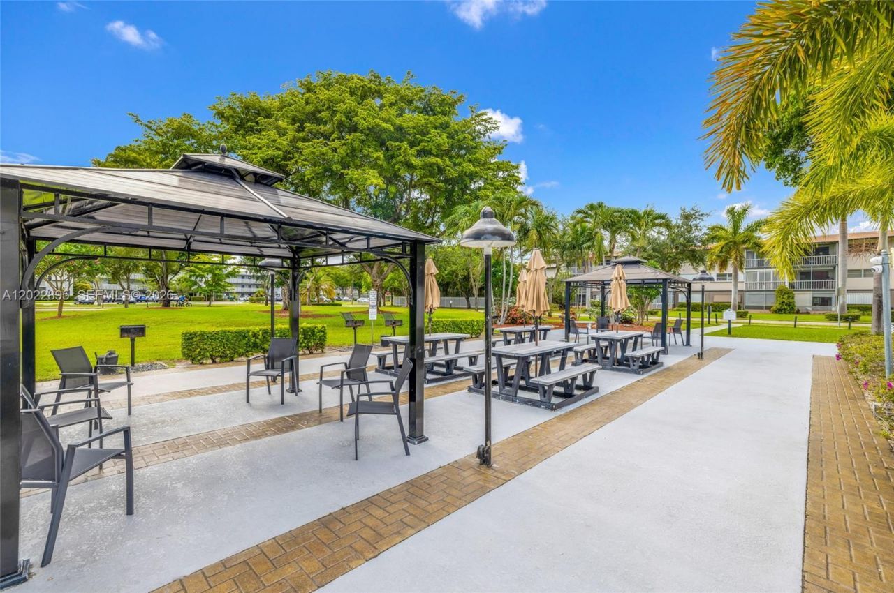 950 Hillcrest Dr , Unit 212, Hollywood, FL 33021 Photo