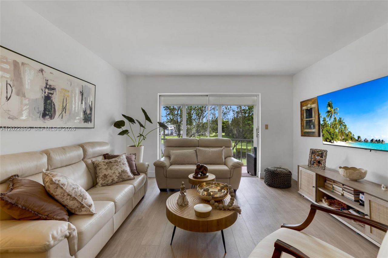 950 Hillcrest Dr , Unit 212, Hollywood, FL 33021 Photo