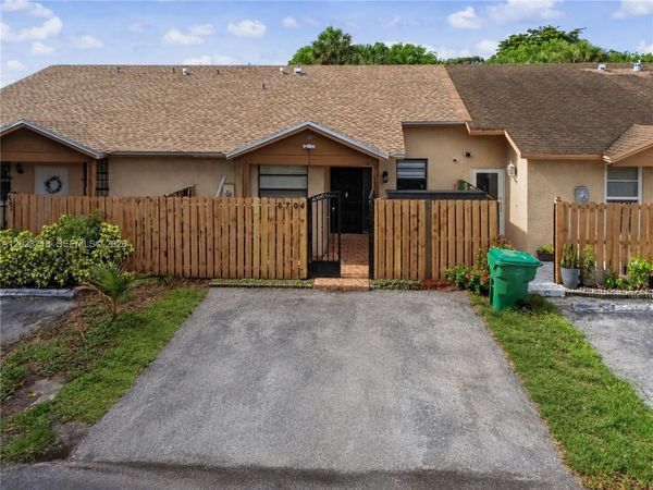 6704 NW 192nd Ter , Hialeah, FL 33015