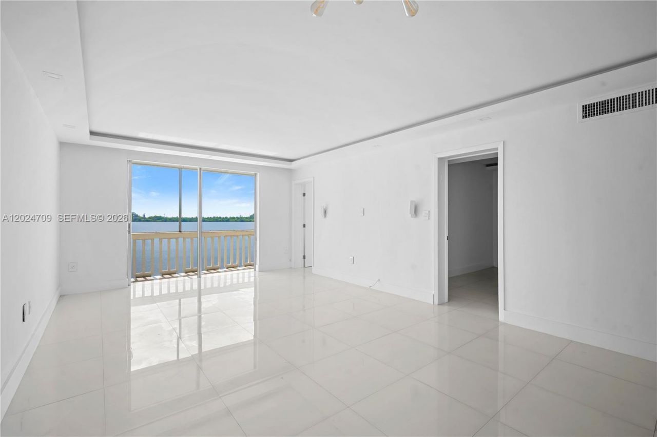 18601 NE 14th Ave, Unit 409, Miami, FL 33179 Photo