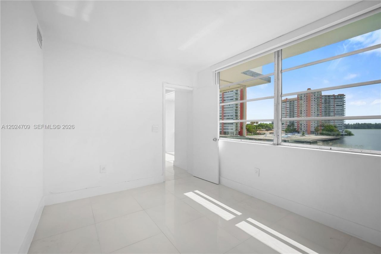 18601 NE 14th Ave, Unit 409, Miami, FL 33179 Photo