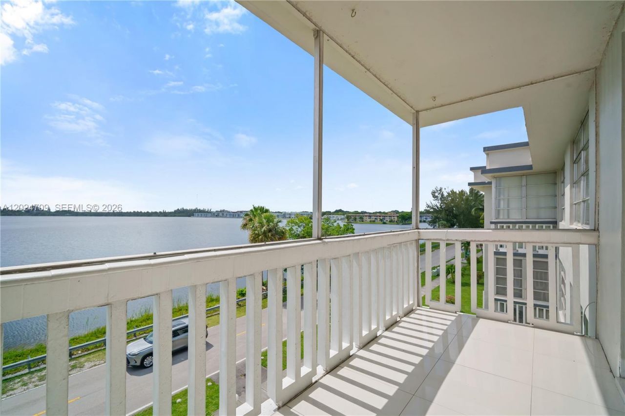 18601 NE 14th Ave, Unit 409, Miami, FL 33179 Photo