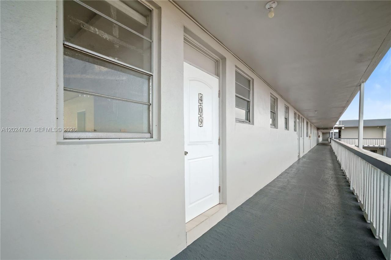 18601 NE 14th Ave, Unit 409, Miami, FL 33179 Photo