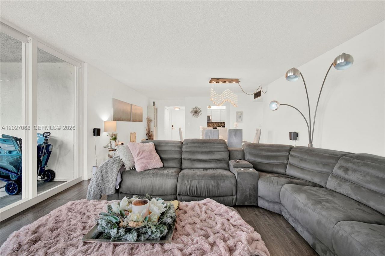 100 Bayview Dr , Unit 205, Sunny Isles Beach, FL 33160 Photo