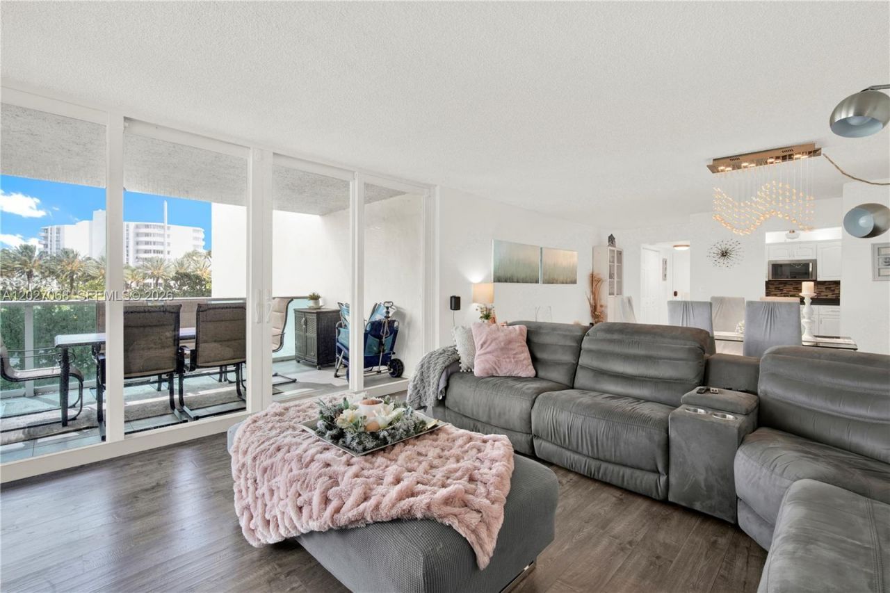 100 Bayview Dr , Unit 205, Sunny Isles Beach, FL 33160 Photo