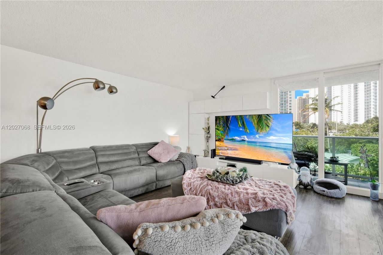 100 Bayview Dr , Unit 205, Sunny Isles Beach, FL 33160 Photo