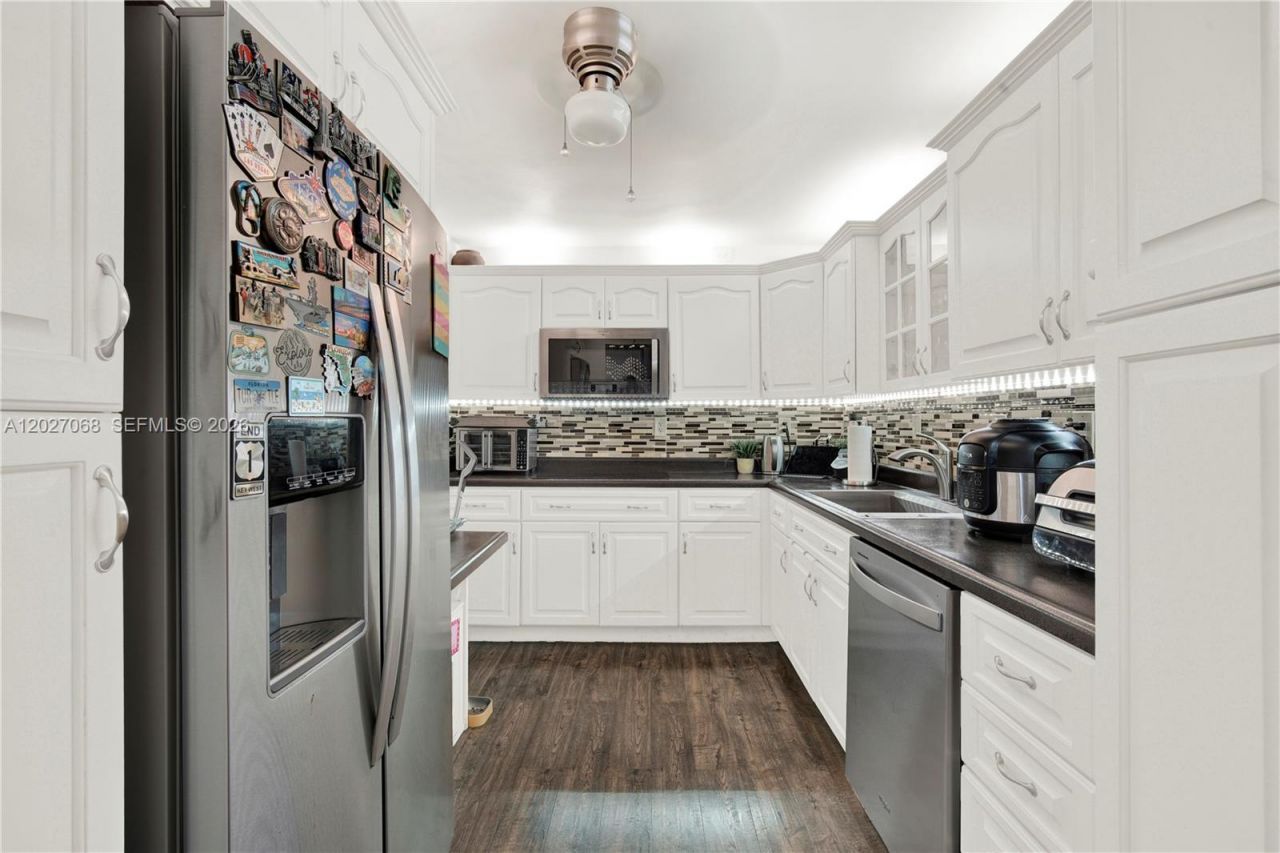 100 Bayview Dr , Unit 205, Sunny Isles Beach, FL 33160 Photo