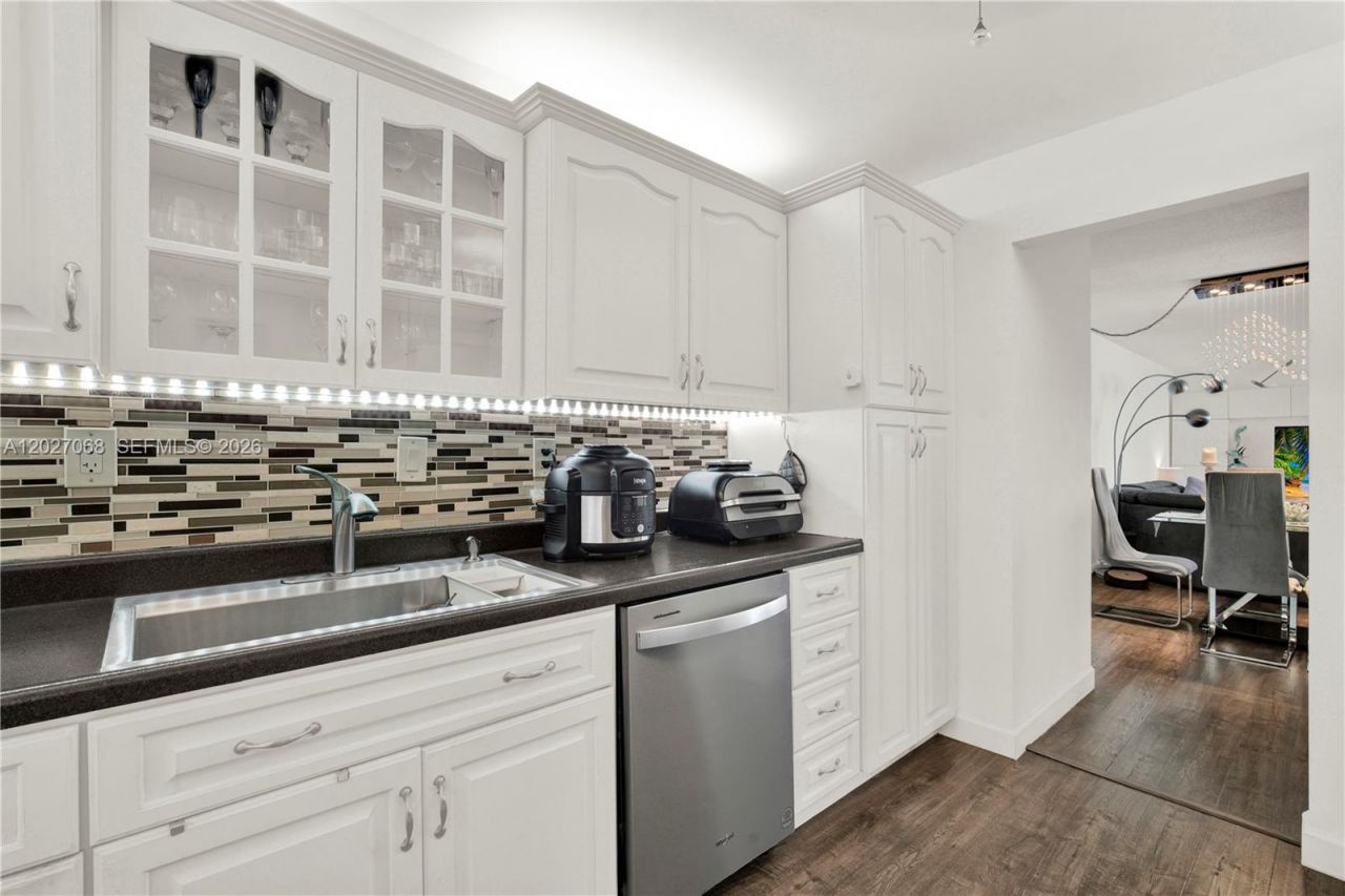 100 Bayview Dr , Unit 205, Sunny Isles Beach, FL 33160 Photo