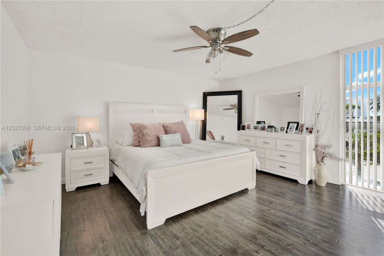 100 Bayview Dr , Unit 205, Sunny Isles Beach, FL 33160 Photo
