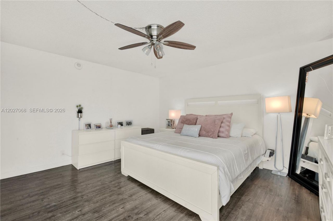 100 Bayview Dr , Unit 205, Sunny Isles Beach, FL 33160 Photo