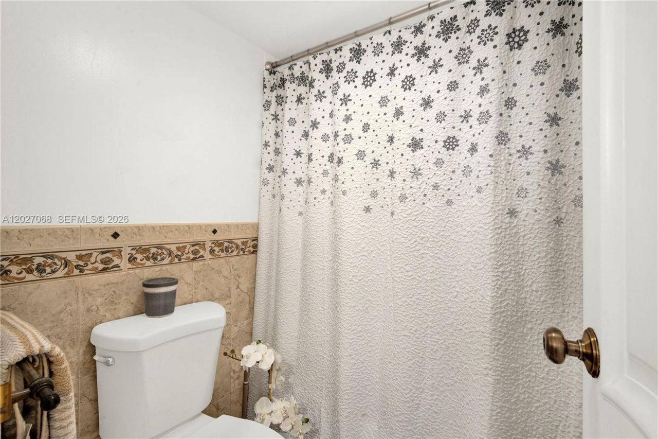 100 Bayview Dr , Unit 205, Sunny Isles Beach, FL 33160 Photo