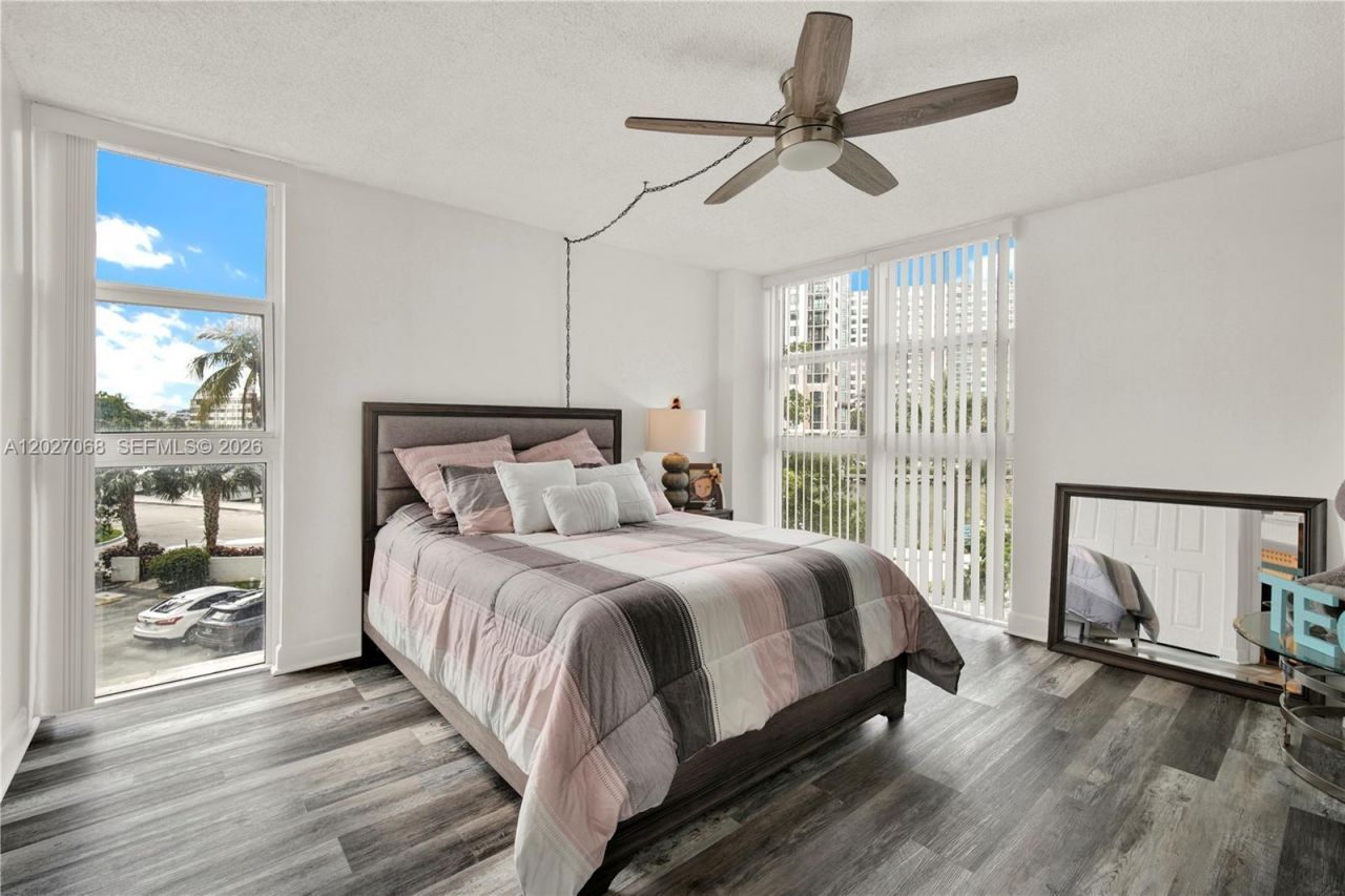 100 Bayview Dr , Unit 205, Sunny Isles Beach, FL 33160 Photo