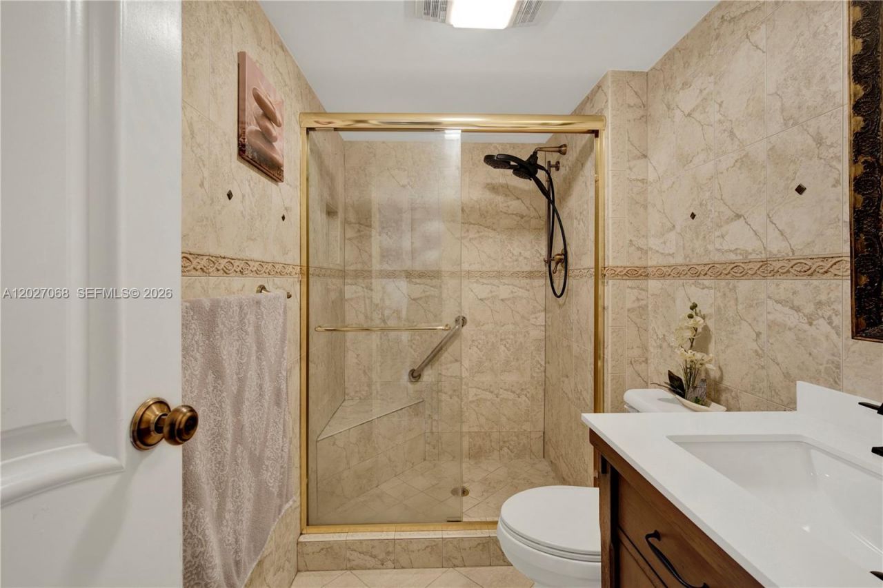 100 Bayview Dr , Unit 205, Sunny Isles Beach, FL 33160 Photo