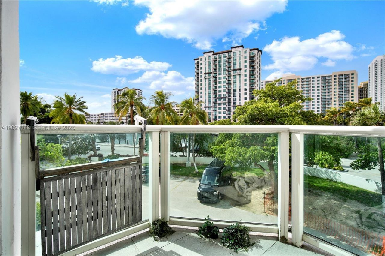 100 Bayview Dr , Unit 205, Sunny Isles Beach, FL 33160 Photo