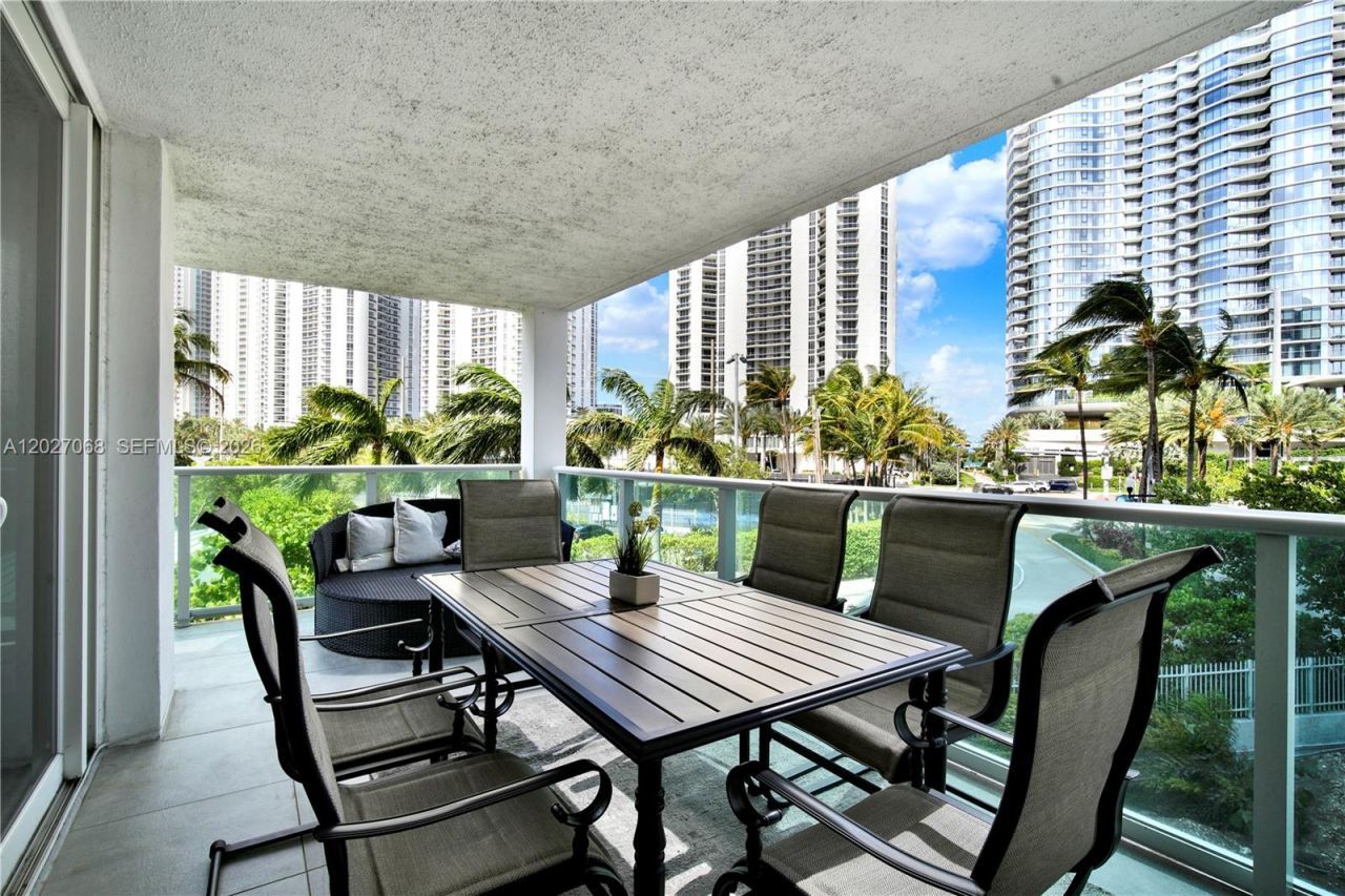 100 Bayview Dr , Unit 205, Sunny Isles Beach, FL 33160 Photo