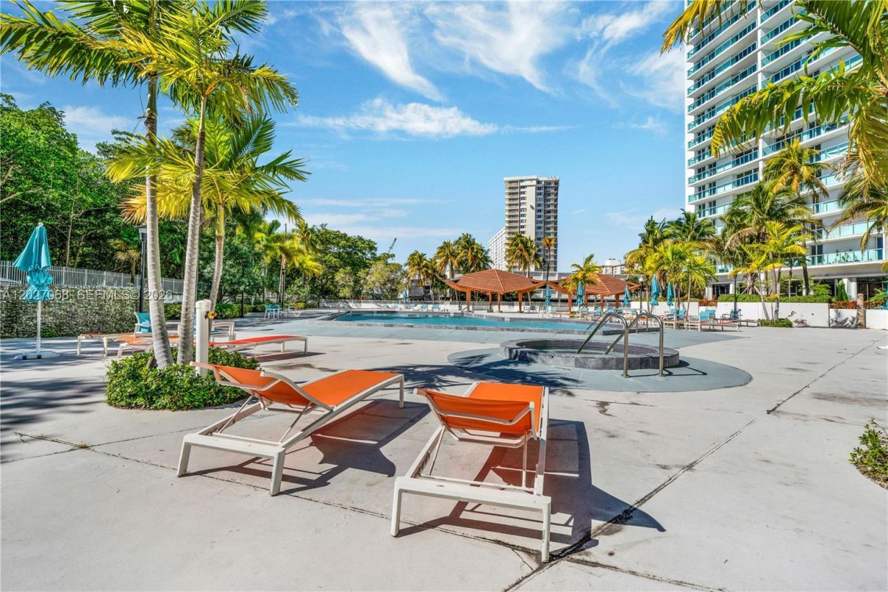100 Bayview Dr , Unit 205, Sunny Isles Beach, FL 33160 Photo