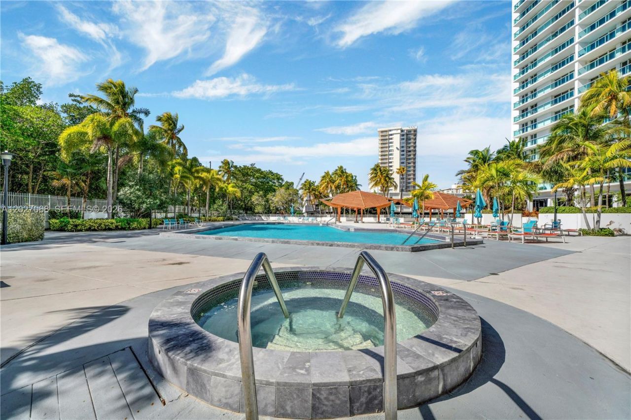100 Bayview Dr , Unit 205, Sunny Isles Beach, FL 33160 Photo