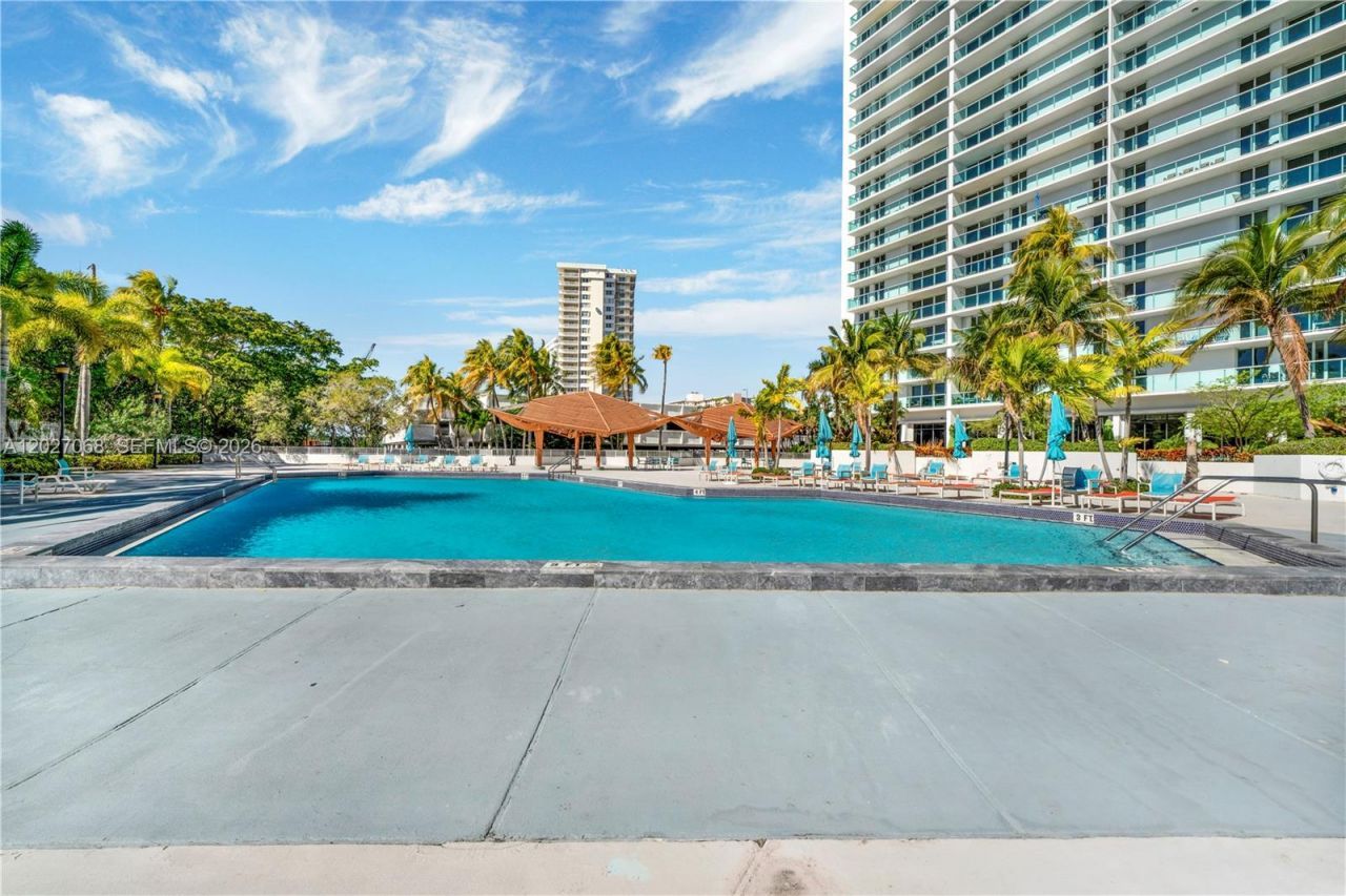 100 Bayview Dr , Unit 205, Sunny Isles Beach, FL 33160 Photo