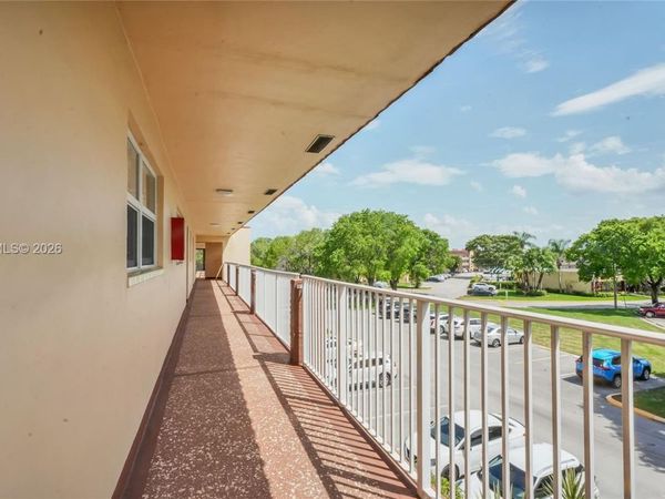 2811 N Pine Island Rd, Unit 302, Sunrise, FL 33322