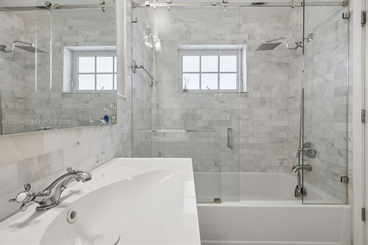 2558 NE 206th Ter , Aventura, FL 33180 Photo