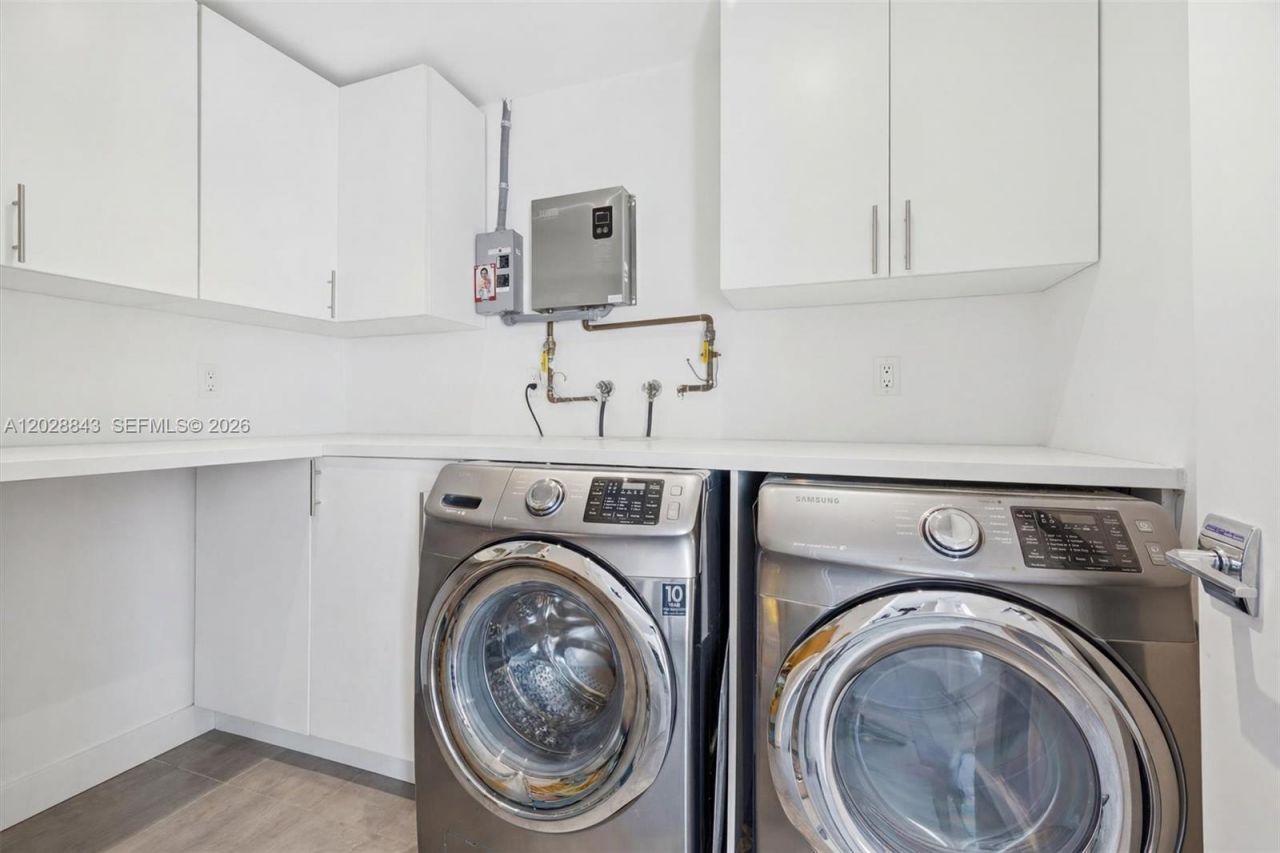 2558 NE 206th Ter , Aventura, FL 33180 Photo