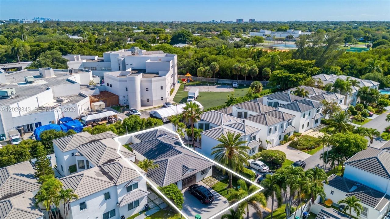 2558 NE 206th Ter , Aventura, FL 33180 Photo