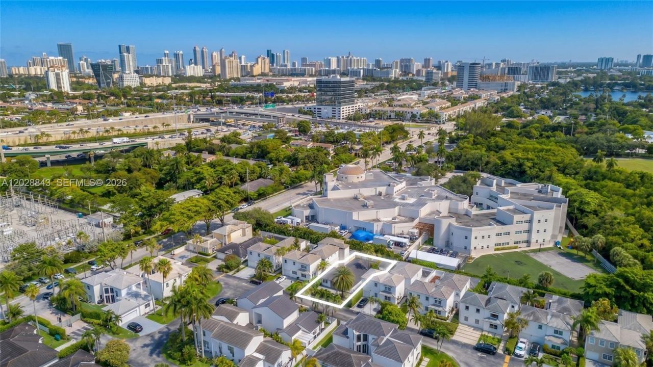 2558 NE 206th Ter , Aventura, FL 33180 Photo
