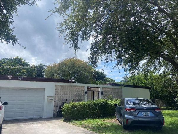1220 S 29th Ave , Hollywood, FL 33020
