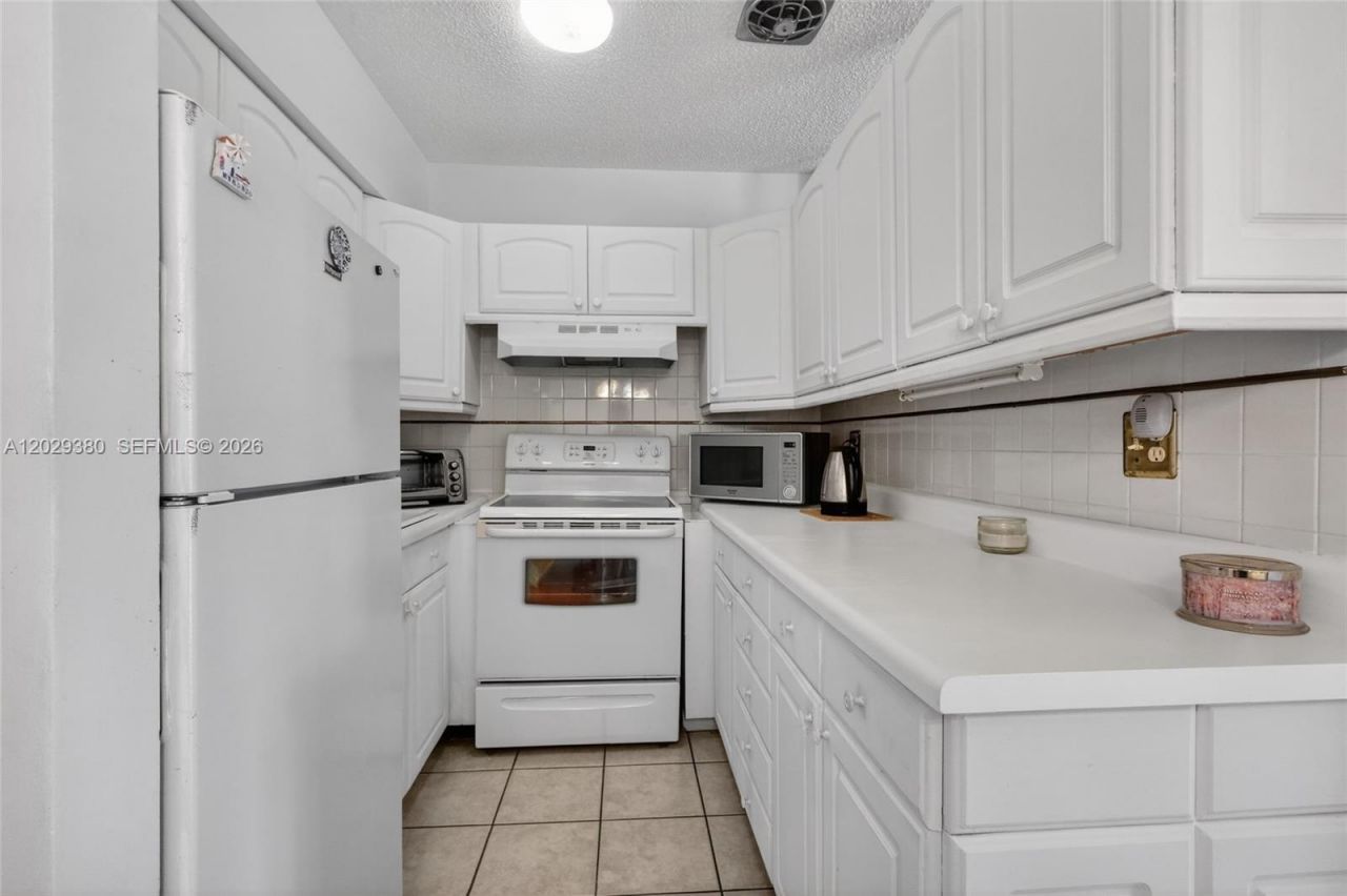 820 SW 11th Ave , Unit 15B, Hallandale Beach, FL 33009 Photo