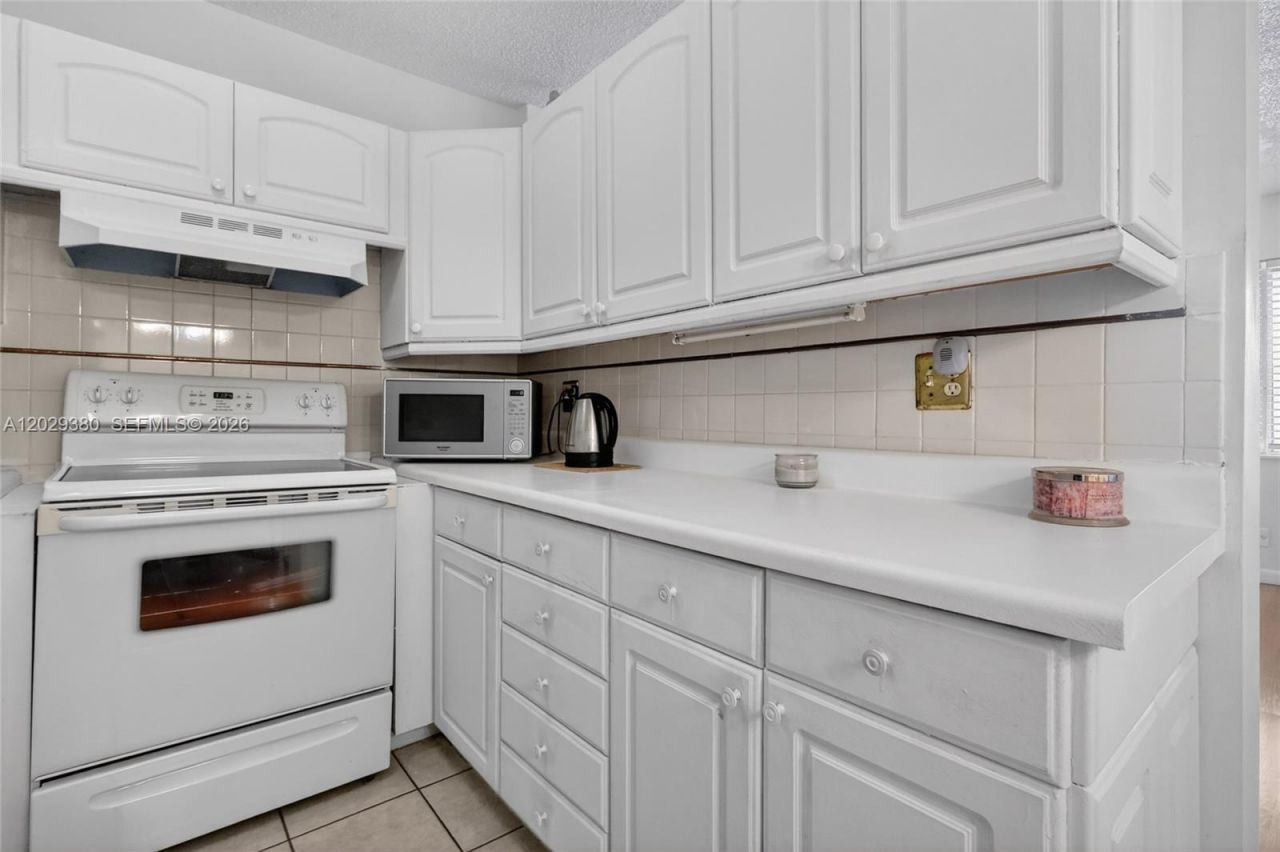 820 SW 11th Ave , Unit 15B, Hallandale Beach, FL 33009 Photo