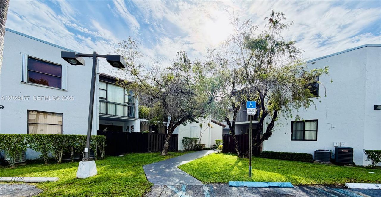 9429 Fontainebleau Blvd , Unit 201-33, Miami, FL 33172 Photo