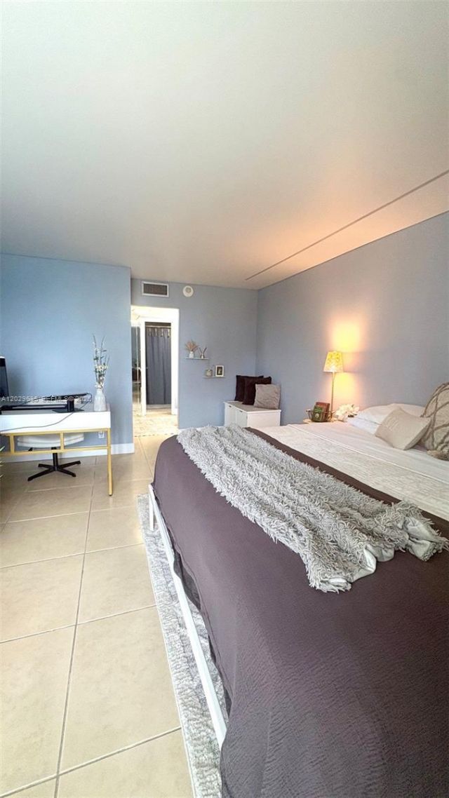 100 Bayview Dr , Unit 703, Sunny Isles Beach, FL 33160 Photo