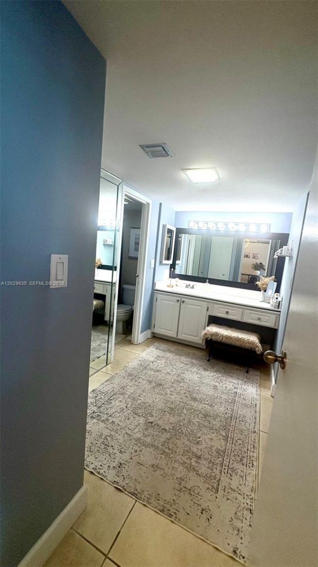 100 Bayview Dr , Unit 703, Sunny Isles Beach, FL 33160 Photo