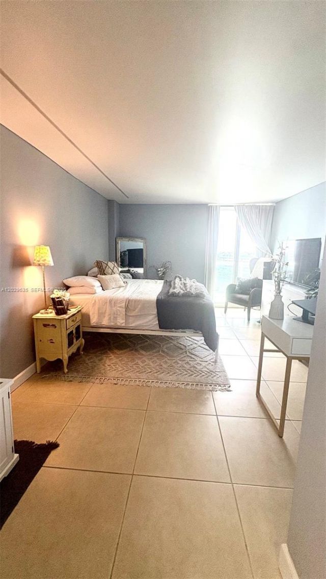 100 Bayview Dr , Unit 703, Sunny Isles Beach, FL 33160 Photo