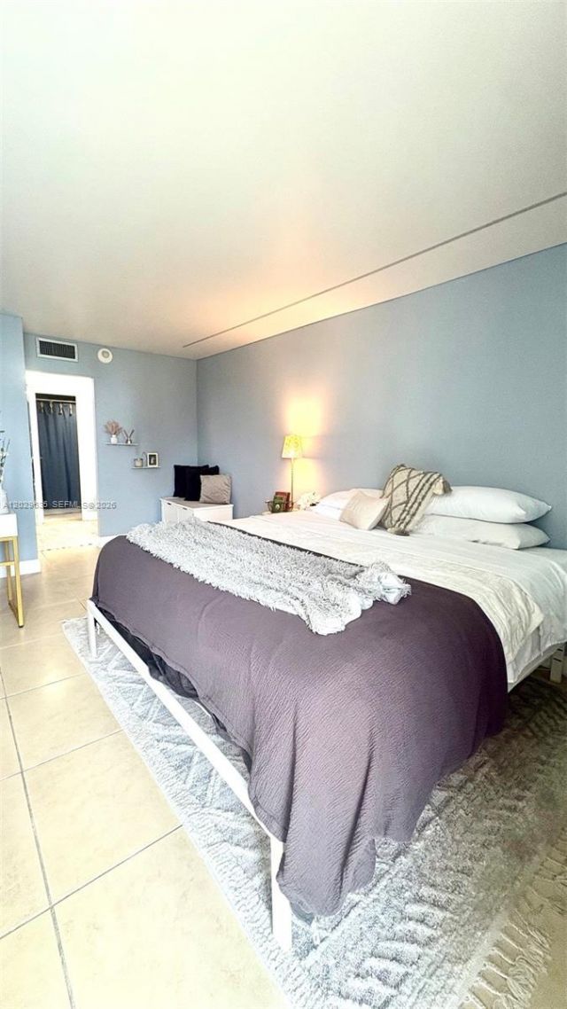 100 Bayview Dr , Unit 703, Sunny Isles Beach, FL 33160 Photo