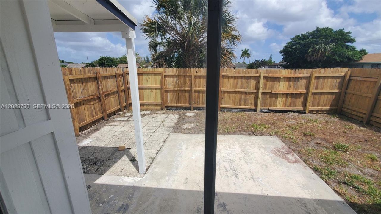 18047 NW 41st Pl, Miami, FL 33055 Photo