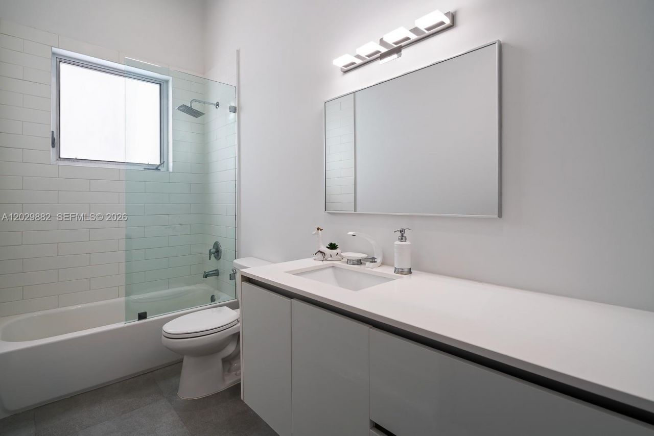 3073 Carter St , Miami, FL 33133 Photo