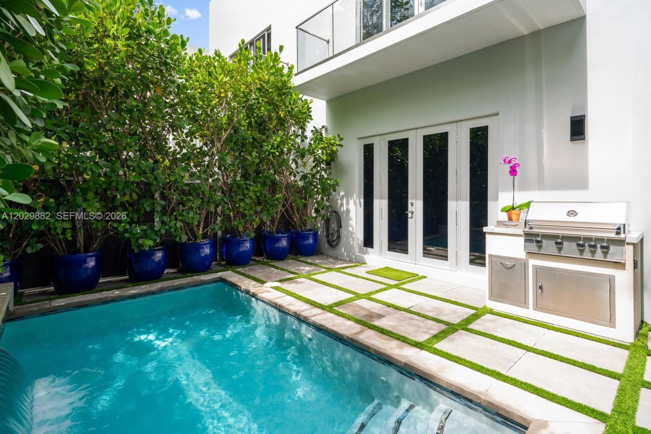 3073 Carter St , Miami, FL 33133 Photo