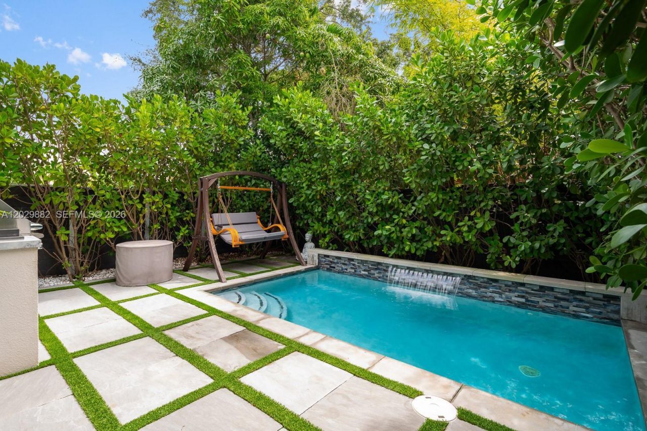 3073 Carter St , Miami, FL 33133 Photo