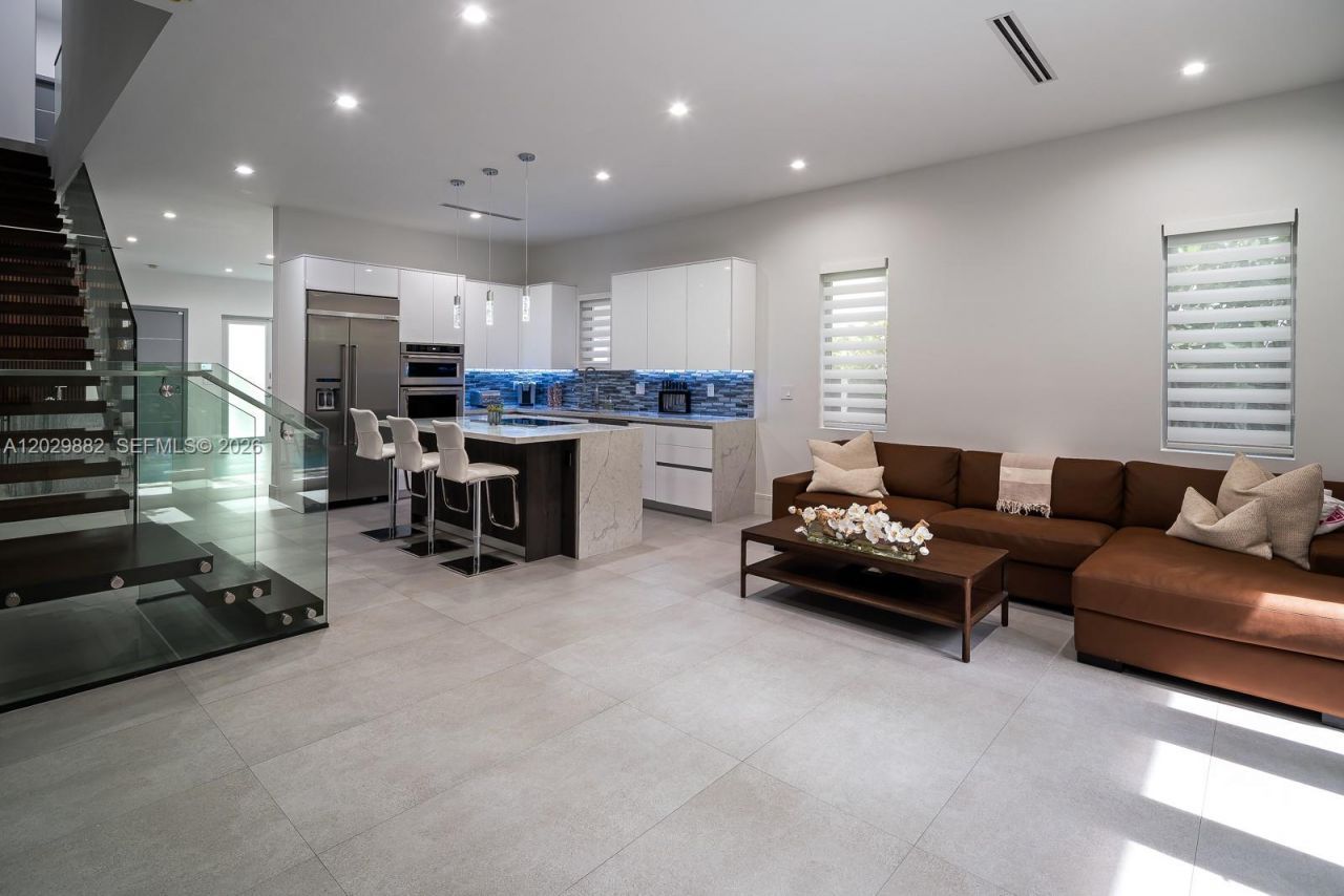 3073 Carter St , Miami, FL 33133 Photo