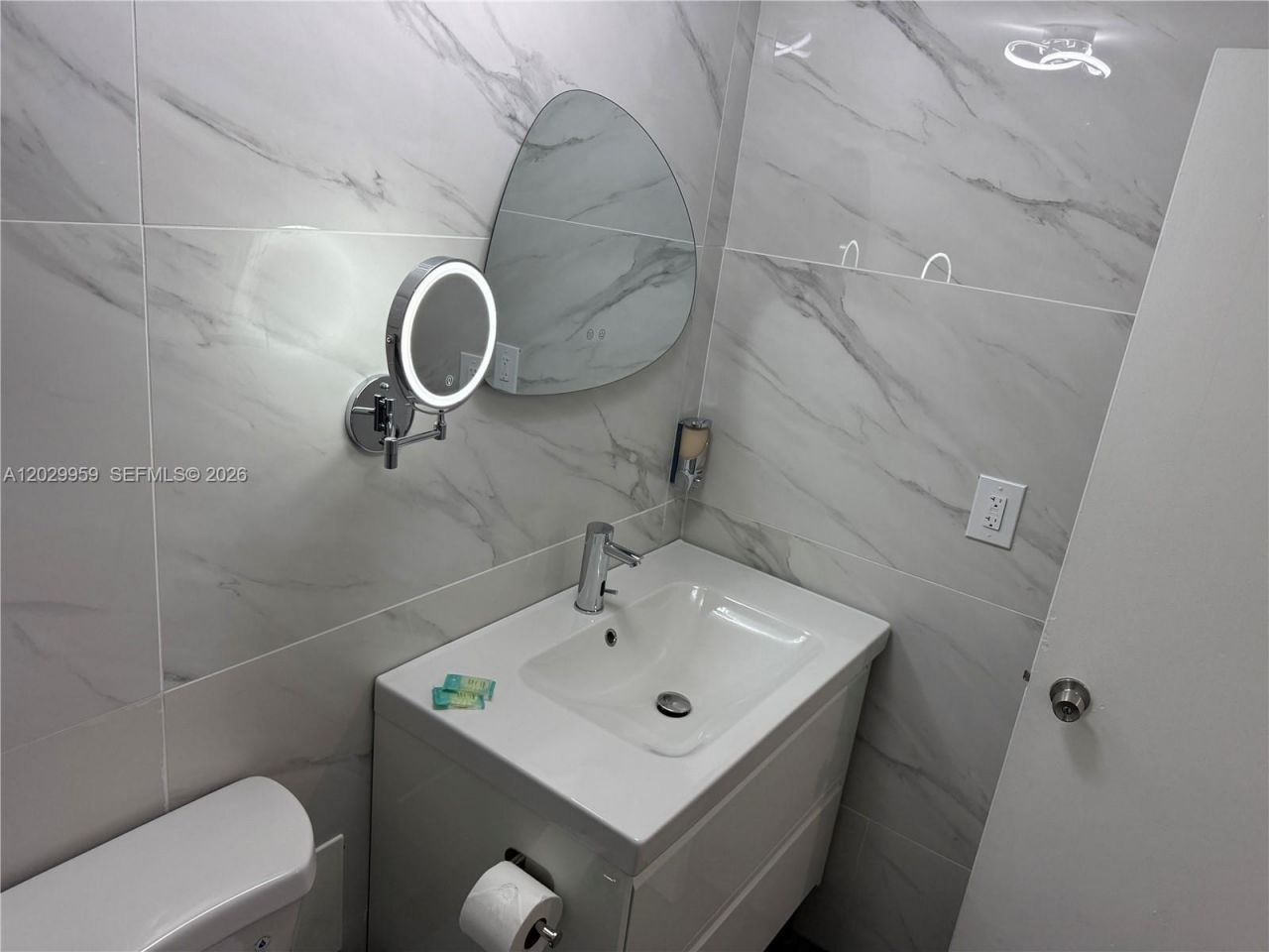 5445 Collins Ave , Unit 1701, Miami Beach, FL 33140 Photo
