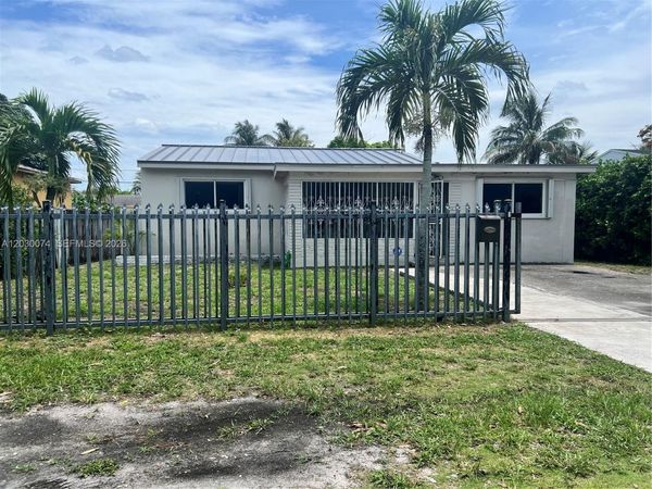 250 NE 160th St , Miami, FL 33162