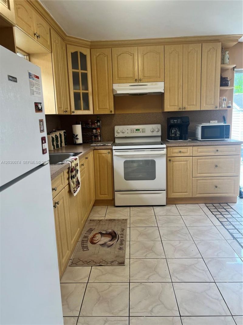 250 NE 160th St , Miami, FL 33162 Photo