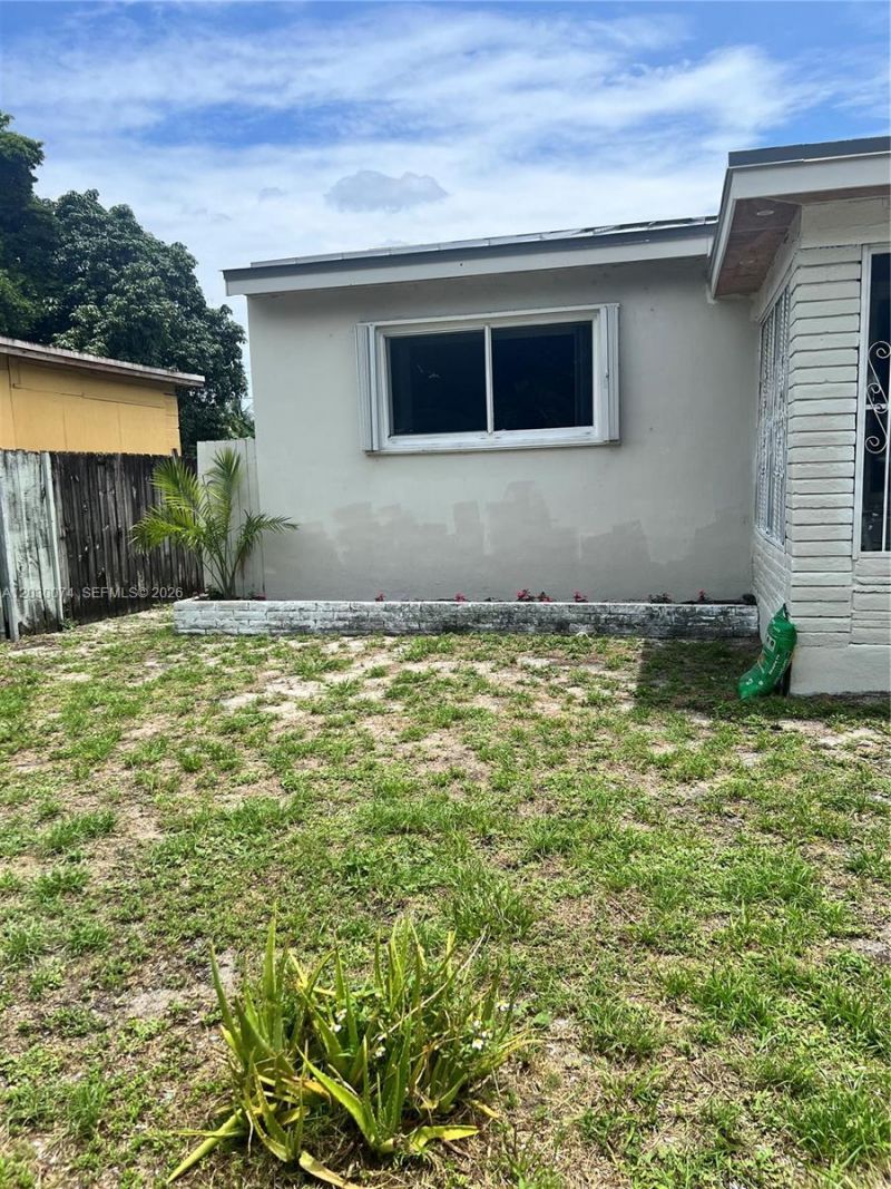 250 NE 160th St , Miami, FL 33162 Photo