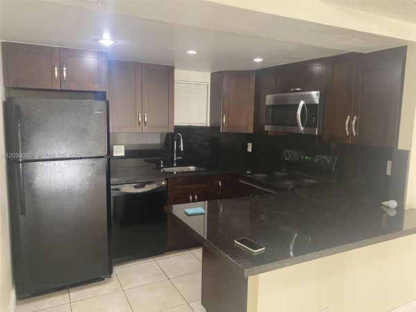 8290 Lake Dr, Unit 433, Doral, FL 33166