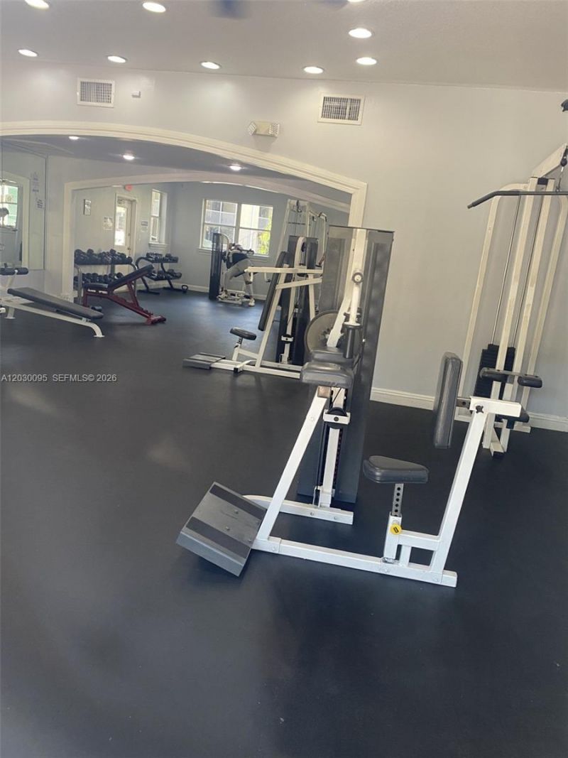 8290 Lake Dr, Unit 433, Doral, FL 33166 Photo