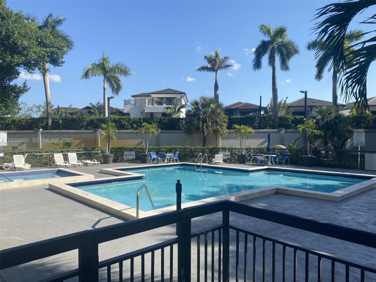 8290 Lake Dr, Unit 433, Doral, FL 33166 Photo